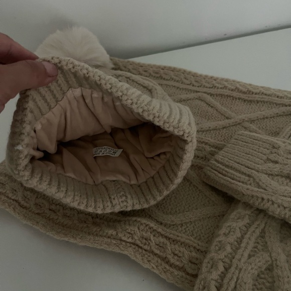 Ugg hat glove scarf set - Picture 2 of 3